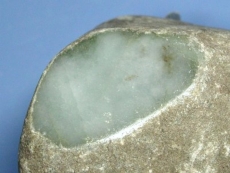 ミャンマー産翡翠原石<br> 1170g (65)