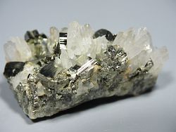 水晶,黄鉄鉱,菱マンガン鉱<br> 尾太鉱山産 45g (260)