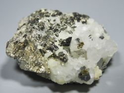 水晶,黄鉄鉱,黄銅鉱,閃亜鉛鉱<br> 尾太鉱山産 45g (261)