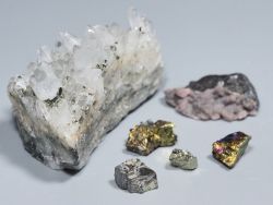 水晶,黄鉄鉱,黄銅鉱,閃亜鉛鉱<br> 尾太鉱山産 81g (269)