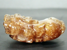 天然水晶彫刻品<br>ゴールデンレッドルチル貔貅(ひきゅう)<br> 75g (74)